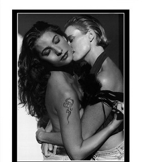 po694-women-kissing-posters